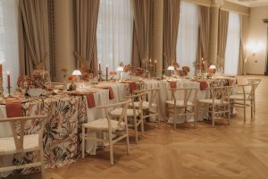 Moderne-Tischdekoration-Hochzeit-Event