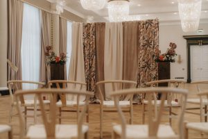 Freie-Trauung-Backdrop-Dekoration-Brauntöne